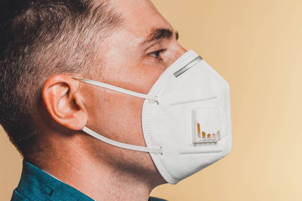 Primer plano del paciente masculino de cara en escudo facial en autoaislamiento durante la pandemia de coronavirus 2021
 - Foto, Imagen
