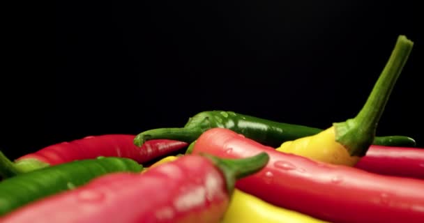 Pikantny pieprz czerwony żółty zielony świeże chili papryka żywności 4k hq super makro zbliżenie - Materiał filmowy, wideo