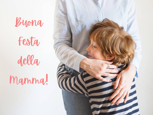 Madre e hijo abrazos. Día de las madres en italiano
 - Foto, Imagen