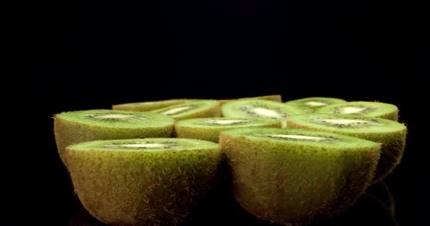 Сочные свежие фрукты киви наполовину супер макро высокого качества крупным планом
  - Кадры, видео