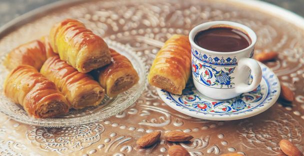 Eine Tasse türkischen Kaffee und Baklava. Selektiver Fokus. Trinken. - Foto, Bild