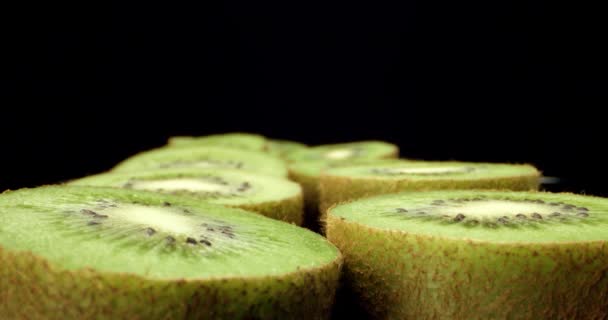 Jugosa fruta kiwi fresca cortada en medio super macro brote de primer plano de alta calidad
  - Metraje, vídeo