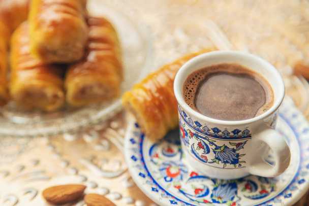 Šálek turecké kávy a baklavy. Selektivní soustředění. Pij. - Fotografie, Obrázek