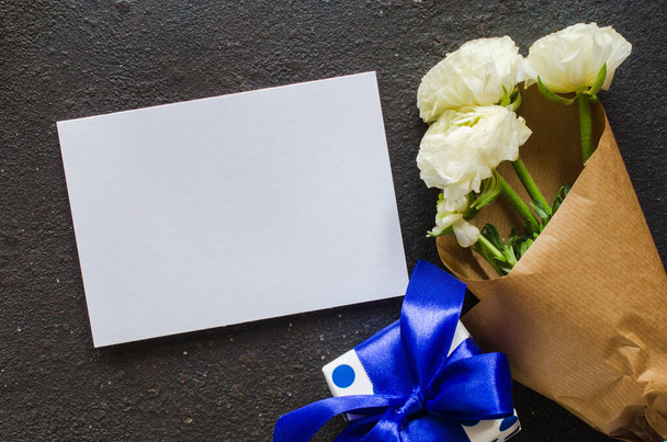 Prázdný papír, dárková krabice a kytice bílých květin. Pohoštění přání na Den otců nebo dědečků. Horní pohled s mezerou pro text. Plocha - Fotografie, Obrázek