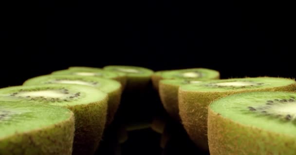 Juicy friss kivi gyümölcs vágott félkész szuper makró kiváló minőségű közeli felvétel  - Felvétel, videó