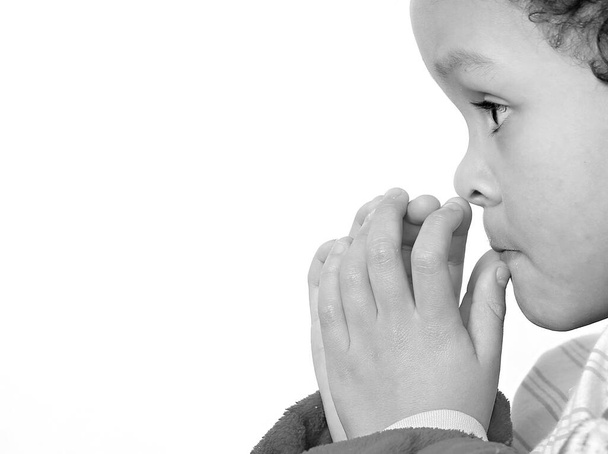 αγόρι προσεύχεται στο Θεό με τα χέρια ενωμένα Στοκ φωτογραφία - Φωτογραφία, εικόνα