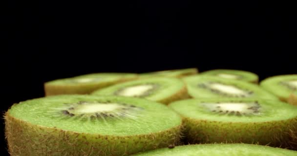 Šťavnaté čerstvé kiwi ovoce krájené v polovině super makro vysoké kvality zblízka střílet  - Záběry, video