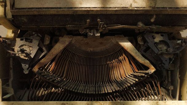 Szczegóły starej maszyny do pisania ustawionej na podłodze. Technologia retro maszyny. wybór ostrości.  - Zdjęcie, obraz