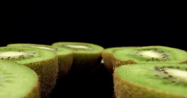 Sappige verse kiwi fruit gesneden in de helft super macro van hoge kwaliteit close-up shoot  - Video