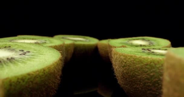 Šťavnaté čerstvé kiwi ovoce krájené v polovině super makro vysoké kvality zblízka střílet  - Záběry, video