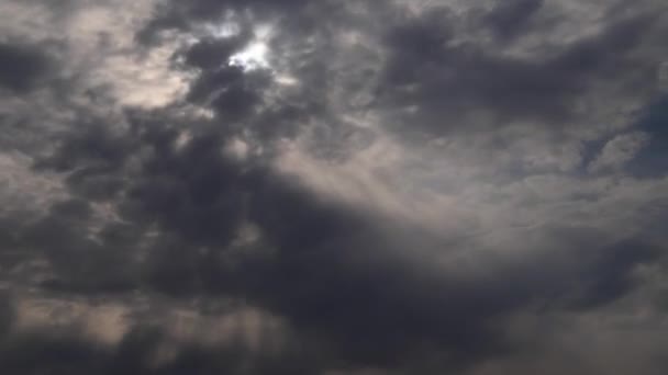 4k time lapse: nuvole fangose fumose che galleggiano nel cielo. - Filmati, video