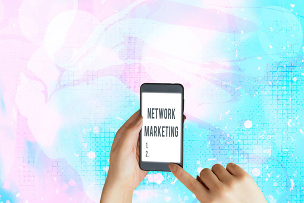 Textzeichen, das Network Marketing zeigt. Konzeptionelle Foto-Pyramide Verkauf Multi-Ebene des Handels mit Waren und Dienstleistungen. - Foto, Bild