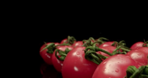świeże czerwone pomidory koktajlowe HQ super makro zbliżenie z ciemnym tle unikalny wysokiej rozdzielczości 4k pędu Leć nad - Materiał filmowy, wideo