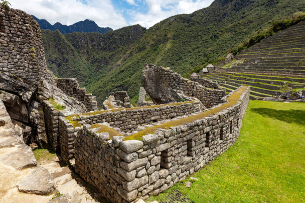 Restes de murs dans l'ancienne ville de Machu Picchu, Pérou
. - Photo, image