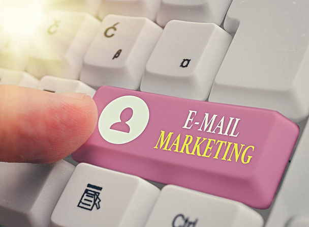 Az e-mail marketinget bemutató levél. Üzleti fotó bemutatása Kereskedelmi üzenet küldése a bemutató csoportnak e-mailben. - Fotó, kép