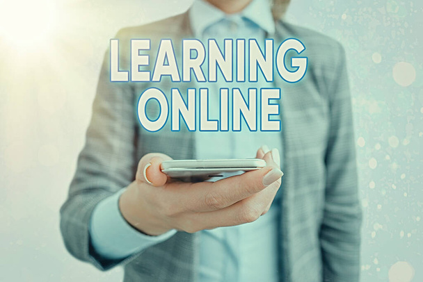 Escritura manual conceptual que muestra Learning Online. Exhibición de fotos de negocios Aprende algo nuevo con la ayuda de Internet y la tecnología
. - Foto, Imagen