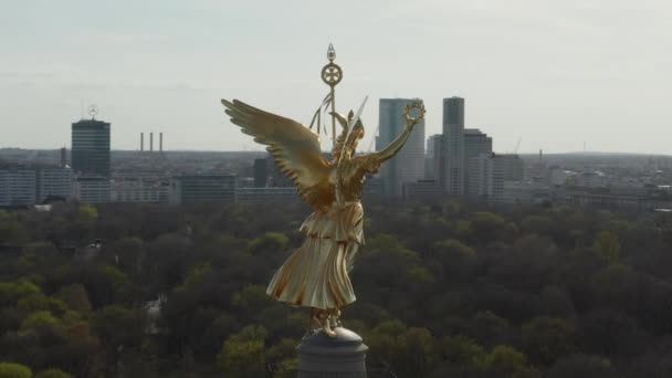 AERIAL: Lähikuva Kiertelevät Berliinin Victory Kolumni Golden patsas Victoria kauniissa auringonvalossa
  - Materiaali, video