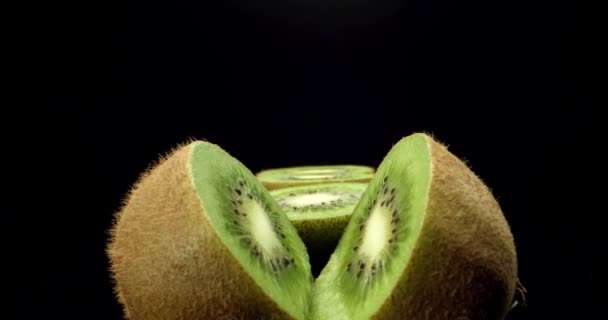 Saftige frische Kiwi-Früchte in der Hälfte geschnitten Super Makro hochwertige Nahaufnahme Trieb  - Filmmaterial, Video