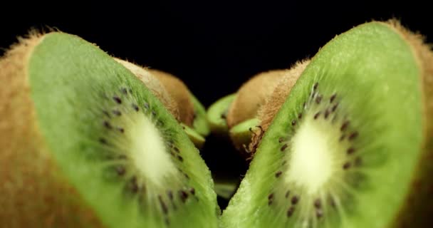 Jugosa fruta kiwi fresca cortada en medio super macro brote de primer plano de alta calidad
  - Metraje, vídeo