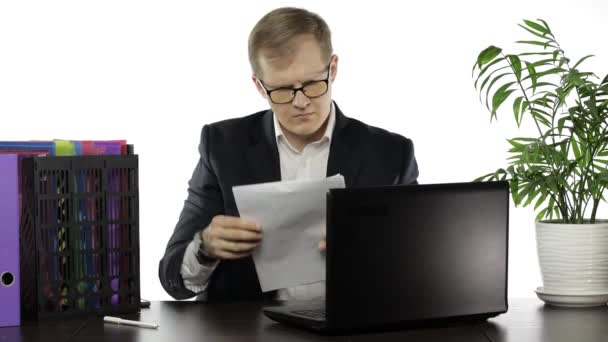Businessman working in office. Negative amazed of reading paper full of mistakes - Footage, Video