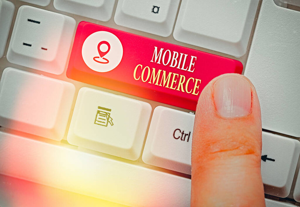Χειρόγραφο κείμενο Mobile Commerce. Έννοια σημαίνει χρήση κινητού τηλεφώνου για τη διεξαγωγή εμπορικών συναλλαγών στο διαδίκτυο. - Φωτογραφία, εικόνα