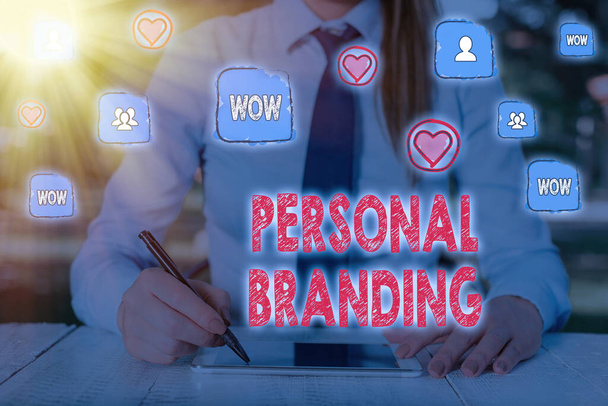 Schreiben Notiz zeigt Personal Branding. Business-Foto zeigt Praxis von Menschen, die sich selbst als Marken vermarkten. - Foto, Bild