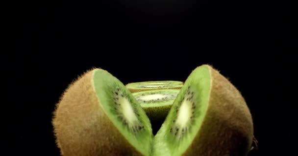 Mehukas tuore kiivi hedelmät leikataan puoli super makro laadukkaita lähikuva ampua
  - Materiaali, video