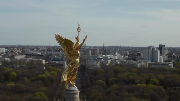 AERIAL: Acercamiento Rodeando la Columna de la Victoria de Berlín Estatua de Oro Victoria en Hermosa Luz del Sol y Puerta de Brandeburgo en Fondo
  - Imágenes, Vídeo