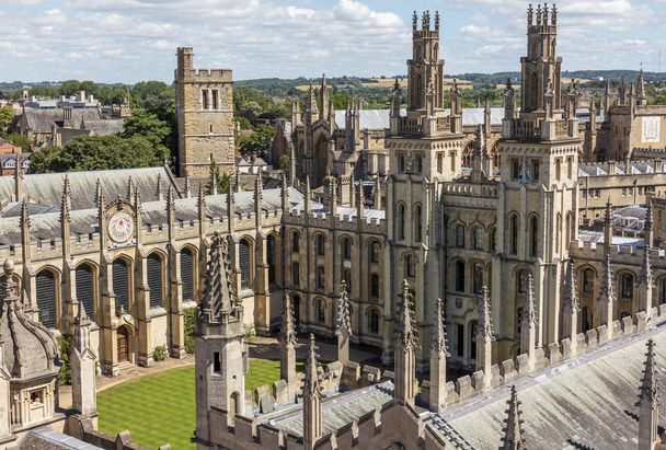 Una vista de pájaro de la universidad de All Soul en Oxford, Inglaterra en un soleado
 - Foto, imagen