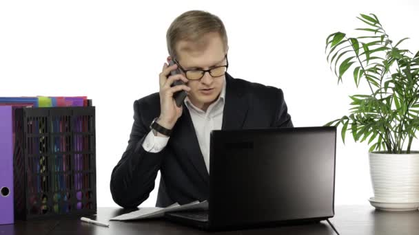 Biznesmen pracujący w biurze. Menedżer rozmawia przez telefon. Analiza dokumentacji - Materiał filmowy, wideo
