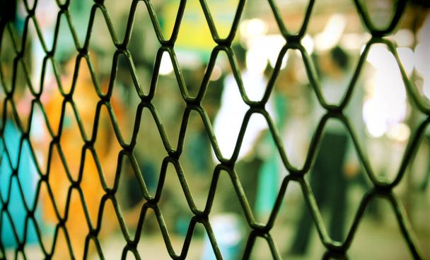 Bulanık arkaplanı olan pürüzsüz renkli metal çit. - Fotoğraf, Görsel