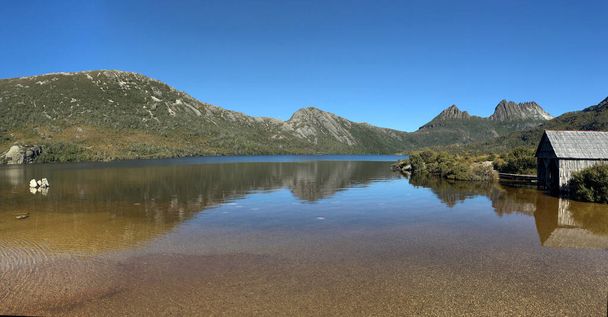 Paisaje vista de Dove Lake Boatshed en Cradle Mountain-Lake St Clair National Park Tasmania, Australia
. - Foto, imagen