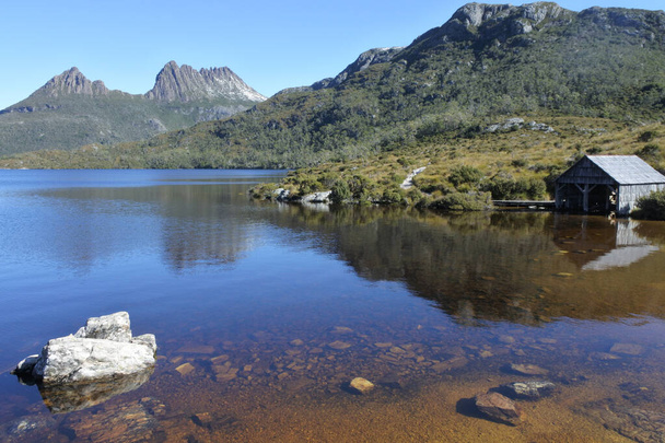 Krajobraz starej szopy na łodzie nad jeziorem Cradle Mountain-Lake Park Narodowy St Clair Tasmania, Australia. - Zdjęcie, obraz