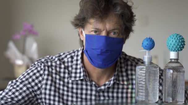 Strijd tegen COVID-19 of het Coronavirus. Man met masker vechtend tegen COVID-19 viruscel, coronavirus pandemisch concept. Focus op object niet model.  - Video