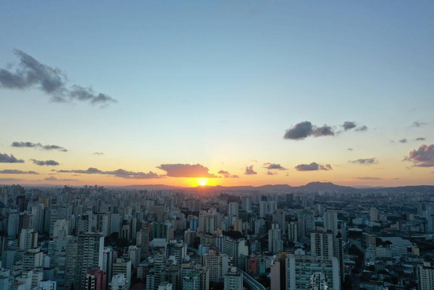 Luchtfoto van zonsondergang in de stad. Groot landschap. - Foto, afbeelding