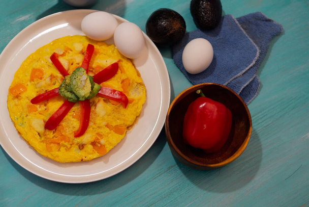 Αυγά τορτίγια με πιπέρι ando αβοκάντο. - Φωτογραφία, εικόνα
