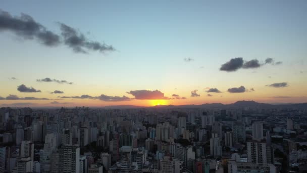 So Paulo, So Paulo, Brazil - 05 / 03 / 2020 - Panoramic sunset aerial view in the city. Большой пейзаж
. - Кадры, видео