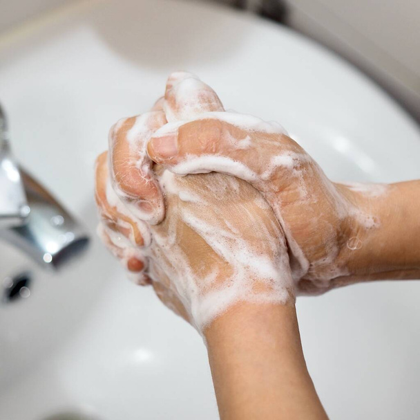 Processo de lavagem das mãos, prevenção de infecção
 - Foto, Imagem