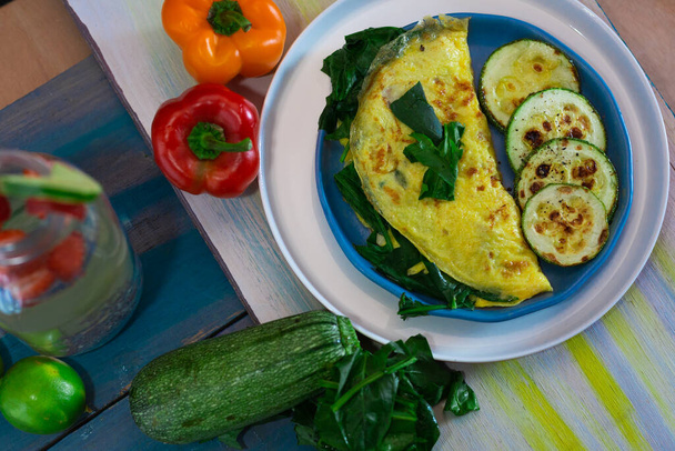 Tortilla com ovo, espinafre, abobrinha e pimentão para dieta cetogênica
. - Foto, Imagem