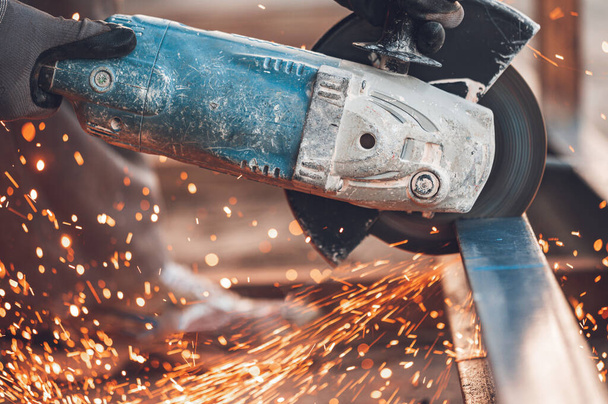 Stavební dělník používající řezací kov úhlové brusky na staveništi. - Fotografie, Obrázek