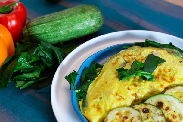 Tortilla con huevo, espinacas, calabacín y pimientos para dieta cetogénica
. - Foto, imagen