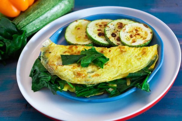 Tortilla con uova, spinaci, zucchine e peperoni per la dieta chetogenica
. - Foto, immagini