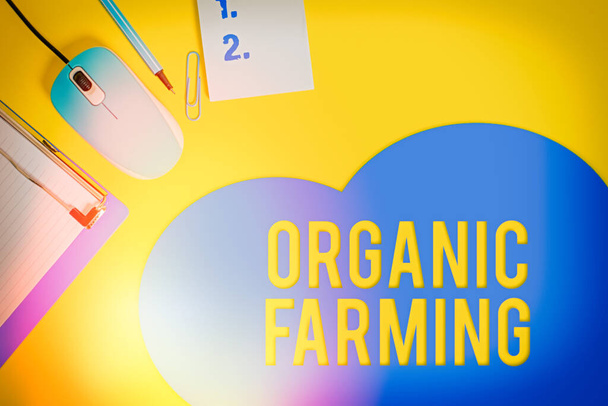 Szövegírás Organic Farming. Üzleti koncepció egy integrált gazdálkodási rendszer, amely törekszik a fenntarthatóság Fém vágólap üres papírlap klipsz egér ceruza megjegyzés színes háttér. - Fotó, kép