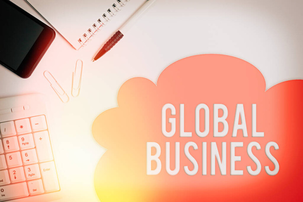 Текстовый знак "Глобальный бизнес". Концептуальные фото Торговля и бизнес-система компания, работающая по всему миру
. - Фото, изображение