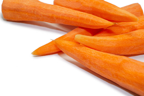Zanahorias peladas sobre un fondo blanco. Ingredientes para cocinar
. - Foto, Imagen