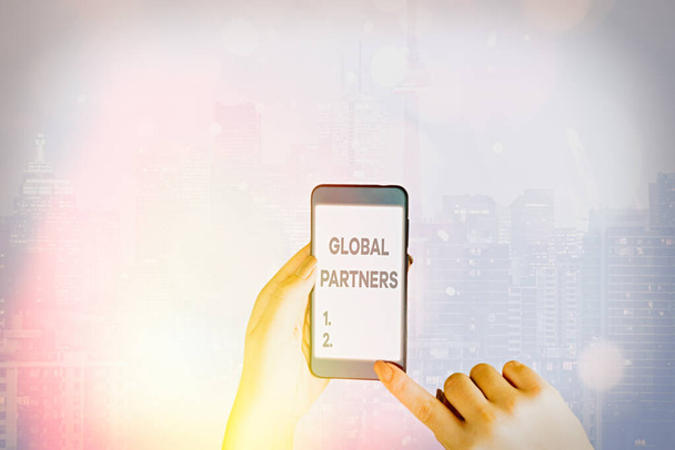 Tekst pisma Global Partners. Koncepcja oznacza, że dwie lub więcej firm z różnych krajów pracuje zespołowo. - Zdjęcie, obraz