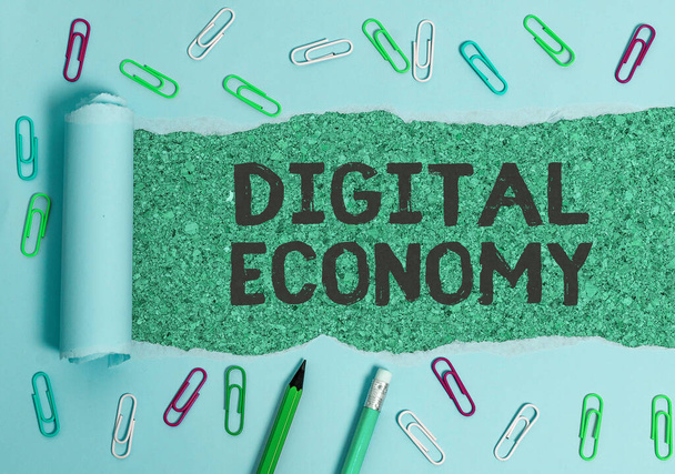 A digitális gazdaságot bemutató írásbeli feljegyzés. Üzleti fotó bemutatása világszerte hálózat gazdasági tevékenységek és technológiák. - Fotó, kép