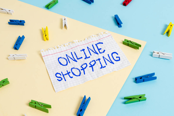 Word writing text Online Shopping. Geschäftskonzept für Verbraucher, die ihre Waren über das Internet kaufen können Farbiges Wäscheklammerpapier leere Erinnerung gelb blauer Boden Hintergrundbüro. - Foto, Bild