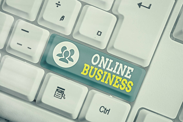Pisanie odręcznego tekstu Online Business. Pojęcie oznaczające wymianę informacji handlowych w internecie. - Zdjęcie, obraz