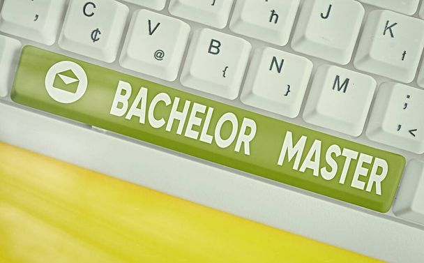 Palavra escrevendo texto Bachelor Master. Conceito de negócio para um grau avançado concluído após o bacharelado é grau
. - Foto, Imagem
